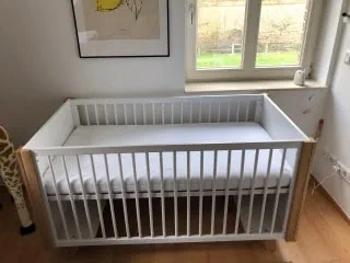 Das Kinderbett mit Babymatratze ausstatten